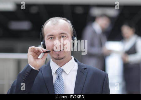 Portrait Operator Call Center auf unscharfen Hintergrund Stockfoto