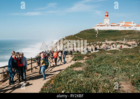 Portugal, Sintra, 26. Juni 2018: eine Gruppe von Menschen oder Touristen Sehenswürdigkeiten bewundern und fotografieren und selfies am Kap Roca. Stockfoto