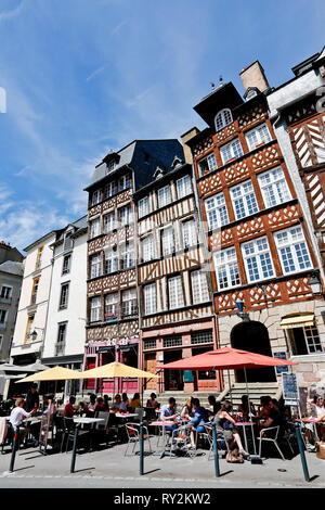 Rennes (Bretagne, Frankreich): Terrassen der Cafés und Restaurants vor der Fachwerkhäuser auf dem Platz "Place Du Champ Jacquet', in Stockfoto