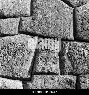 Platz Foto in Schwarz und Weiß eines Inca Wand im Archäologischen von Sacsayhuaman in Cusco, Peru ruinieren. Stockfoto