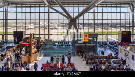 Heathrow Terminal 5 ist ein Flughafen Terminal am Flughafen Heathrow. Es wurde im Jahr 2008 eröffnet und größten freistehenden Gebäude in Großbritannien Stockfoto