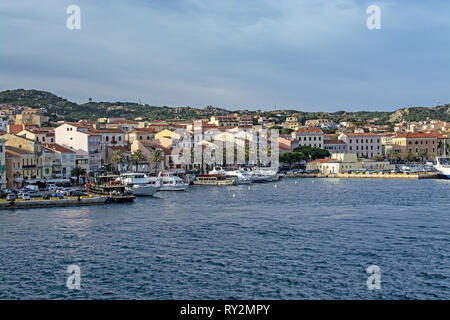 ISOLA LA MADDALENA, Sardinien, Italien - 7. MÄRZ 2019: kleine Fähre Hafen und Palmen gesäumten Strandpromenade Gebäude am 7. März 2019 in Isola La Maddalena, Sardinien, ICH Stockfoto