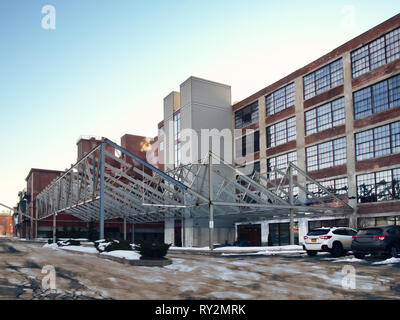 In Syracuse, New York, USA. März 9, 2019. Bürogebäude mit metallarbeiten Markise in Franklin Square, einem alten industriellen Viertel in der Innenstadt von Syrakus, Stockfoto