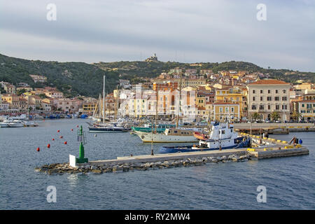 ISOLA LA MADDALENA, Sardinien, Italien - 7. MÄRZ 2019: kleine Fähre Hafen und Palmen gesäumten Strandpromenade Gebäude am 7. März 2019 in Isola La Maddalena, Sardinien, ICH Stockfoto