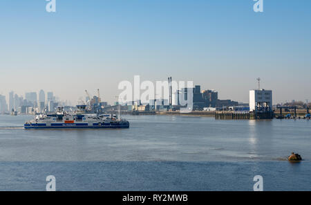 Woolwich Fähre über die Themse mit Canary Wharf im Hintergrund Stockfoto