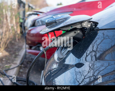 Nissan Elektroauto in Parkplatz aufgeladen Stockfoto