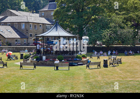 Spielplatz, PATELEY BRIDGE, Harrogate, N YORKS, Großbritannien. 15. Juli 2018. Einen sonnigen Nachmittag und Nidderdale Gemeinschaft Orchester gibt, um Ihren Sommer Konzert Stockfoto