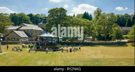 Spielplatz, PATELEY BRIDGE, Harrogate, N YORKS, Großbritannien. 15. Juli 2018. Einen sonnigen Nachmittag und Nidderdale Gemeinschaft Orchester gibt, um Ihren Sommer Konzert Stockfoto