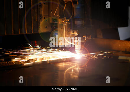 Funken fliegen, Machine Head für die Metallbearbeitung Stockfoto