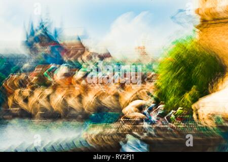 Prag, Blick von der Waterfront, Schloss, Terrasse und Karlsbrücke - Abstrakter Expressionismus Impressionismus Fotografie verträumt in Bewegung Stockfoto