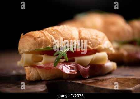 Klassische croissant Sandwiches auf dunklem Hintergrund Stockfoto