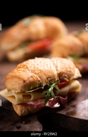 Klassische croissant Sandwiches auf dunklem Hintergrund Stockfoto