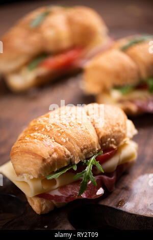 Klassische croissant Sandwiches auf dunklem Hintergrund Stockfoto