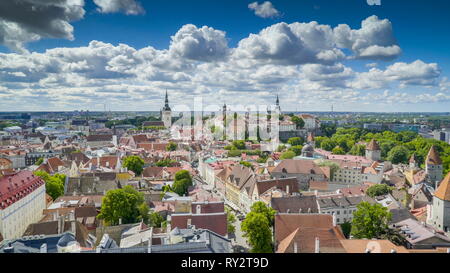 Querformat Der luftaufnahme der Altstadt von Tallinn entfernt. Zu sehen sind die Architekturen und Gebäuden und die weißen Wolken am Himmel Stockfoto