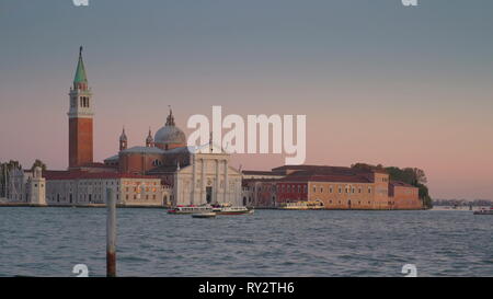 Das Schnellboot Kreuzfahrt im Meer in Venedig mit dem roten Gebäude auf dem Anschluss an der Rückseite in Venedig Italien Stockfoto