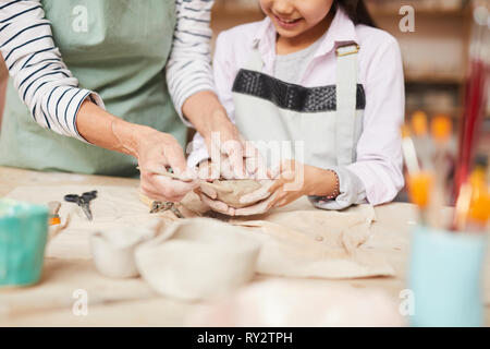 Kleines Mädchen Kneten von Ton Stockfoto