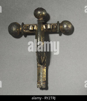 Crossbow Fibula, C. 350-400. Gallo-römische oder Romano-British, Migration, 4. Bronze, vergoldete Bronze-, Silber-, und Niello; gesamt: 8,6 x 7 cm (3 3/8 x 2 3/4 in Stockfoto