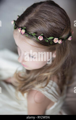 Junge Brautjungfer tragen Blumen Kopfbedeckung Stockfoto