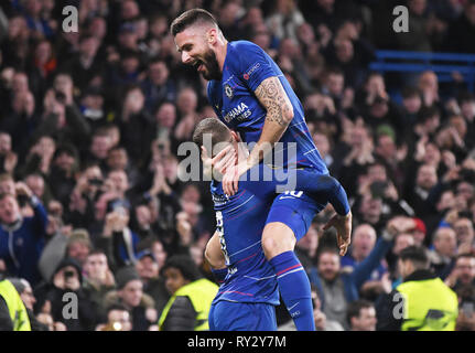 LONDON, ENGLAND - 21. FEBRUAR 2019: Ross Barkley von Chelsea feiert mit Olivier Giroud von Chelsea, nachdem er ein Ziel, während das zweite Bein der UEFA Europa League 2018/19 Runde 32 Spiel zwischen Chelsea FC (England) und Malmö FF (Schweden) an der Stamford Bridge gezählt. Stockfoto