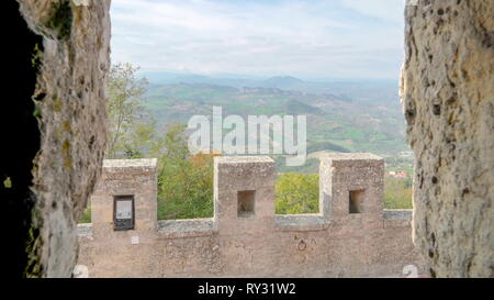 Der Blick aus dem kleinen Loch in der Wand der Montale Tower und der Blick auf Anzeigen unter Stockfoto