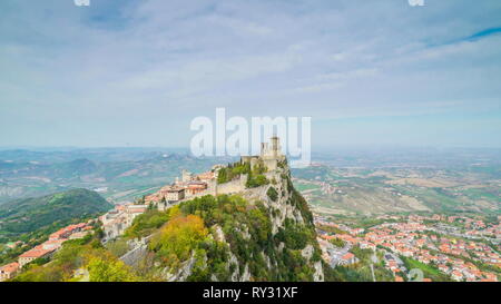 Das Aussehen der Cesta Tower auf der Spitze des Berges und die kleinen Häuser auf dem Berghang in San Marino Italien Stockfoto