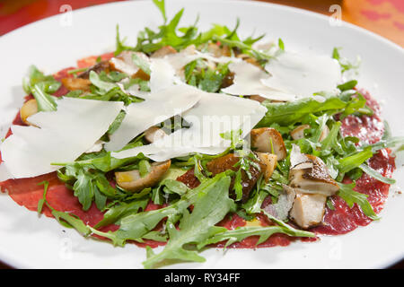 Salat mit Schinken, Champignons, Rucola und Käse - italienische Küche Stockfoto