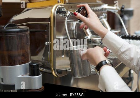 Dampfende Milchschaum für die Zubereitung von Espresso latte Stockfoto