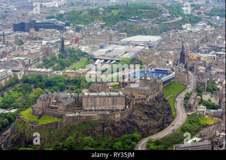 Luftaufnahme von Edinburgh Castle und dem Stadtzentrum von Edinburgh. Stockfoto