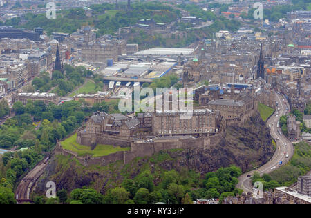 Luftaufnahme von Edinburgh Castle und dem Stadtzentrum von Edinburgh. Stockfoto