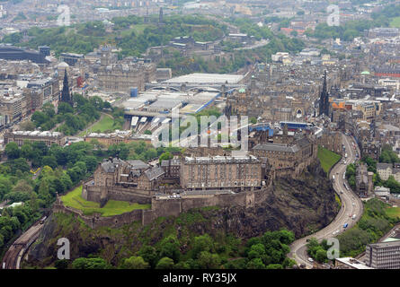 Luftaufnahme von Edinburgh Castle und dem Stadtzentrum von Edinburgh. Stockfoto