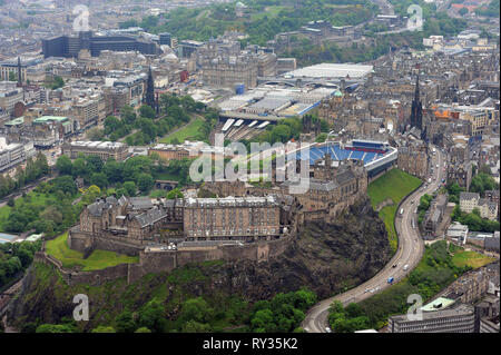 Luftaufnahme von Edinburgh Castle und dem Stadtzentrum von Edinburgh. Stockfoto