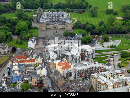 Luftaufnahme des schottischen Parlaments und der Palast von Holyroodhouse in Edinburgh. Stockfoto