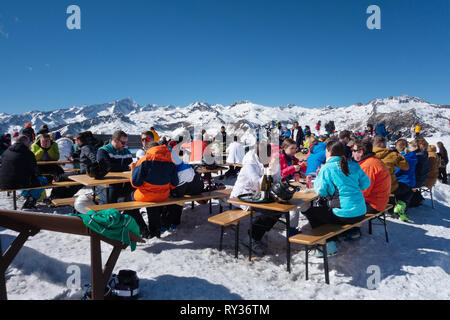 Skifahrer in Pause vom Skifahren im Chalet Fiat, ein Cafe auf den Skipisten in Monte Spinale, Madonna di Campiglio, Dolomiten, Italien Europa Stockfoto