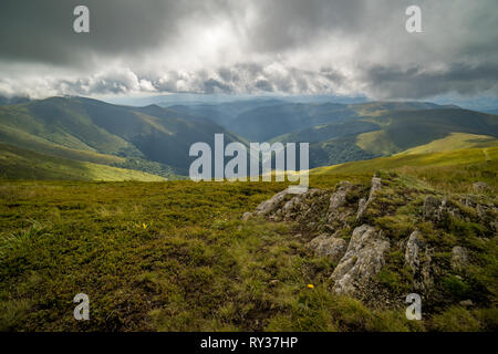 Regenwolken über Karpaten. Panorama der Borschawa Ridge der Ukrainischen Karpaten. Stockfoto