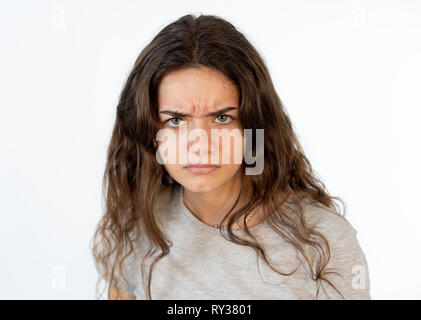 Nahaufnahme, Porträt einer hübschen jungen kaukasischen Mädchen mit einem wütenden Gesicht. Suchen empört und wütend in die Kamera schaut. Menschliche Mimik und em Stockfoto