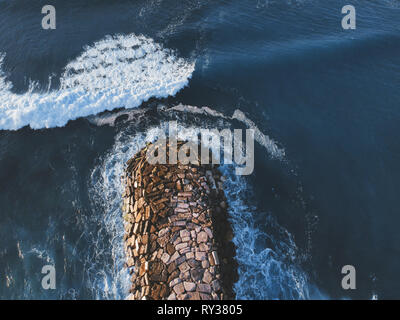 Antenne Draufsicht von einem Stein Jetty. Drone Foto Stockfoto