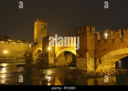 Italien, Verona - 08 Dezember 2017: Die Ansicht von Castelvecchio Bridge bei Nacht am 08. Dezember 2017, Venetien, Italien. Stockfoto