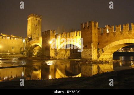 Italien, Verona - 08 Dezember 2017: Die Ansicht von Castelvecchio Bridge bei Nacht am 08. Dezember 2017, Venetien, Italien. Stockfoto