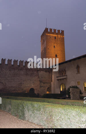 Italien, Verona - 08. Dezember 2017: der Blick auf Innenhof von Castelvecchio in der Nacht auf 08. Dezember 2017, Venetien, Italien. Stockfoto