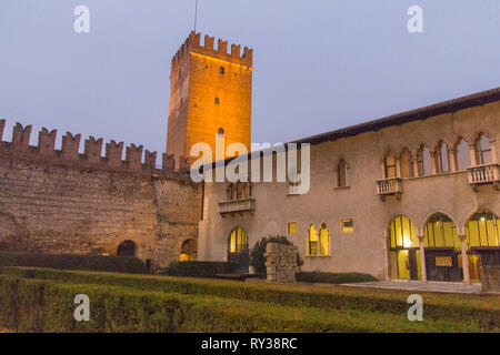 Italien, Verona - 08. Dezember 2017: der Blick auf Innenhof von Castelvecchio in der Nacht auf 08. Dezember 2017, Venetien, Italien. Stockfoto