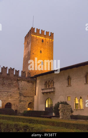 Italien, Verona - 08. Dezember 2017: der Blick auf Innenhof von Castelvecchio in der Nacht auf 08. Dezember 2017, Venetien, Italien. Stockfoto