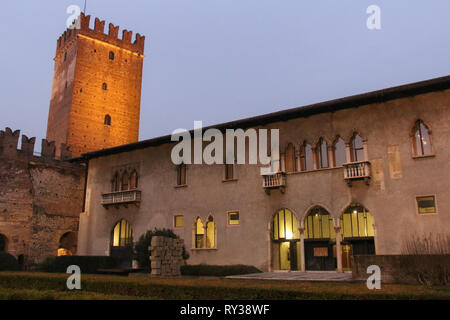 Italien, Verona - 08. Dezember 2017: der Blick auf Innenhof von Castelvecchio in der Nacht auf 08. Dezember 2017, Venetien, Italien. Stockfoto