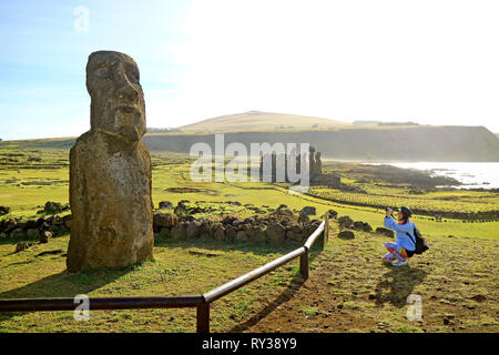 Weibliche Tourist, Foto von solitären Moai in der Nähe der berühmten 15 Moais auf der Plattform der Ahu Tongariki, Archäologische Stätte auf der Osterinsel, Chile Stockfoto