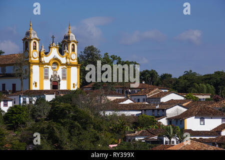 Blick auf die historische Altstadt von Tiradentes mit Santo Antonio Kirche, Minas Gerais, Brasilien. Stockfoto