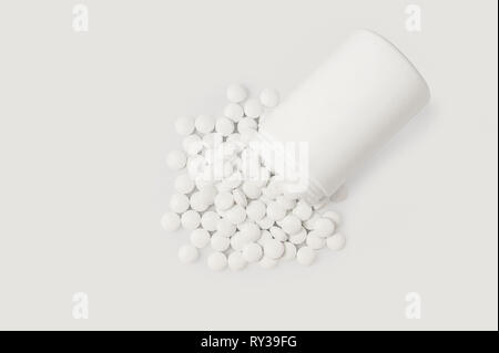 Verschiedene pharmazeutische Medizin Pillen, Tabletten und Kapseln und Flasche auf weißem Hintergrund. Stockfoto