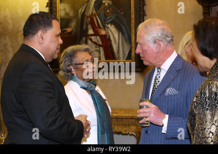 Prinz von Wales (rechts) spricht mit den Gästen in der jährlichen Commonwealth Tag Empfang im Marlborough House, der Heimat des Commonwealth Sekretariat in London. Stockfoto