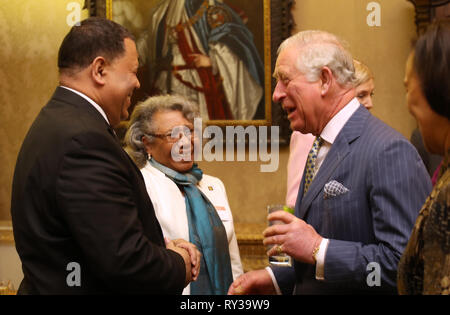 Prinz von Wales (rechts) spricht mit den Gästen in der jährlichen Commonwealth Tag Empfang im Marlborough House, der Heimat des Commonwealth Sekretariat in London.