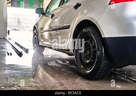 Wet silver Auto in einer Waschmaschine Service fertig gereinigt werden Stockfoto