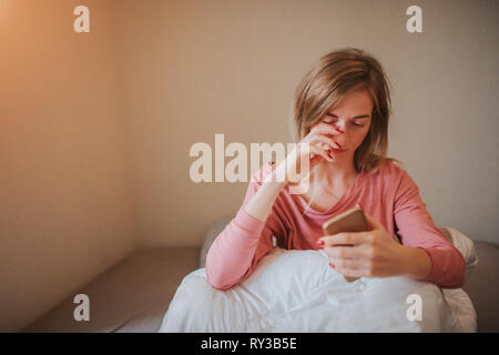 Verträumte junge Frau Aufwachen mit Alarm. Sie verschlafen zu arbeiten Stockfoto