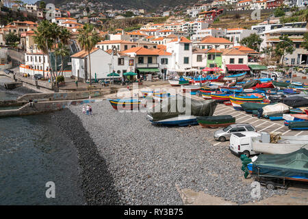 Strand, Bucht und Fischerhafen in Camara de Lobos, Madeira, Portugal, Europa | Strand, die Bucht und Hafen, Camara de Lobos, Madeira, Portugal, E Stockfoto